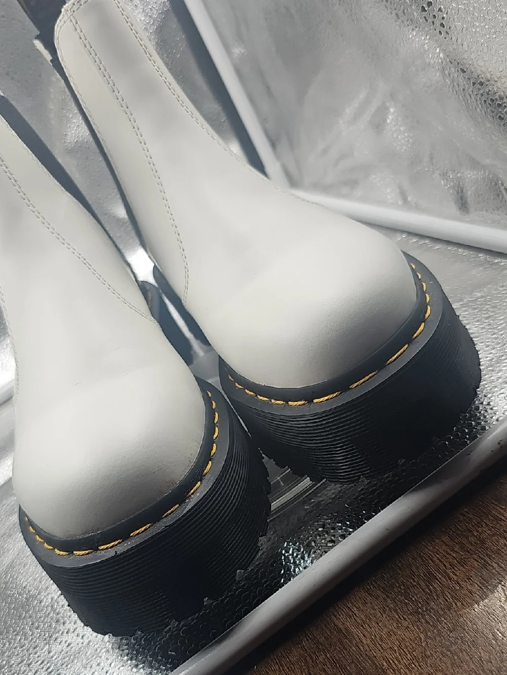 P Dr. Martens White Leather Softy-T 2976 Chelsea Boots New W/O tags Black Sole - Picture 10 of 14